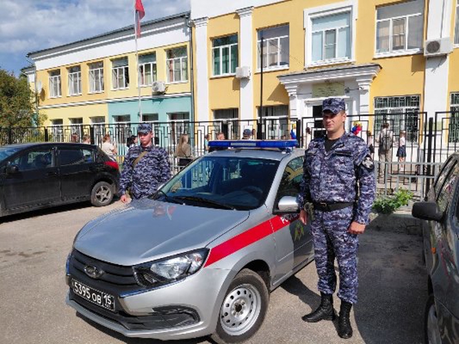 Сотрудники Росгвардии обеспечили безопасность проведения Дня знаний в Нижегородской области