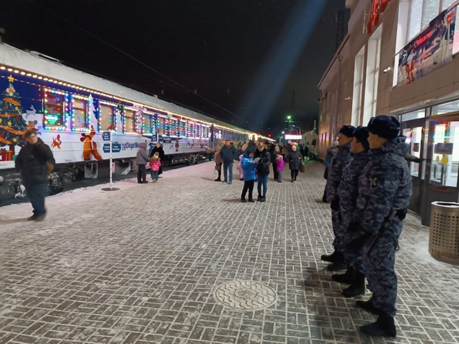 В Нижегородской области Росгвардия обеспечила безопасность встречи «Поезда Деда Мороза» (видео)