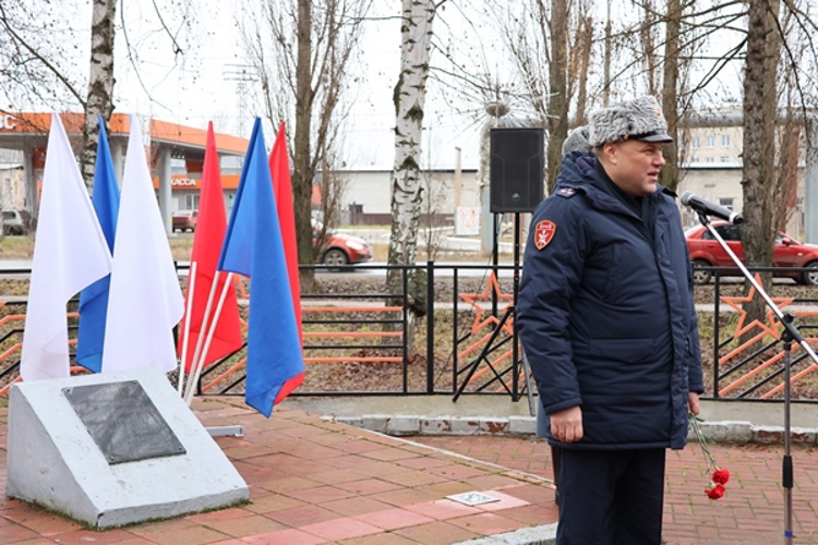 Управление Росгвардии по Нижегородской области почтило память Героев Отечества в городе Заволжье