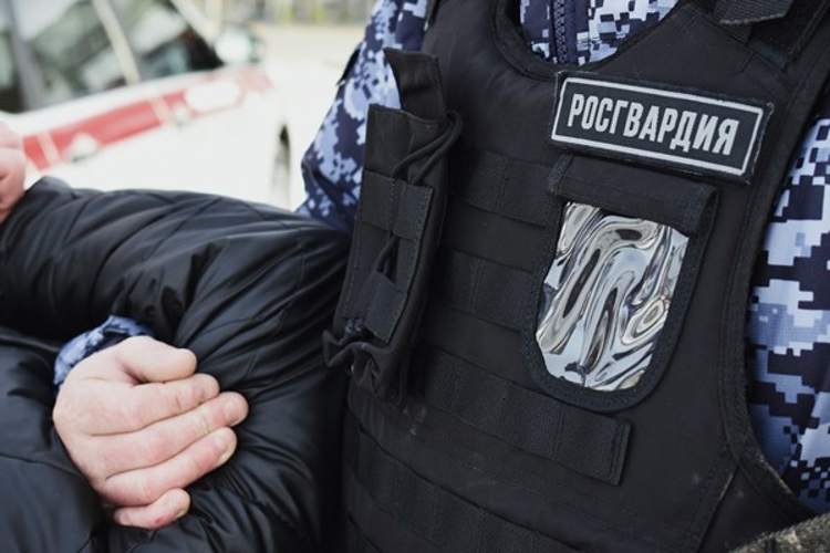 В Нижнем Новгороде Росгвардейцы задержали нижегородца который угрожал ножом жителям общежития