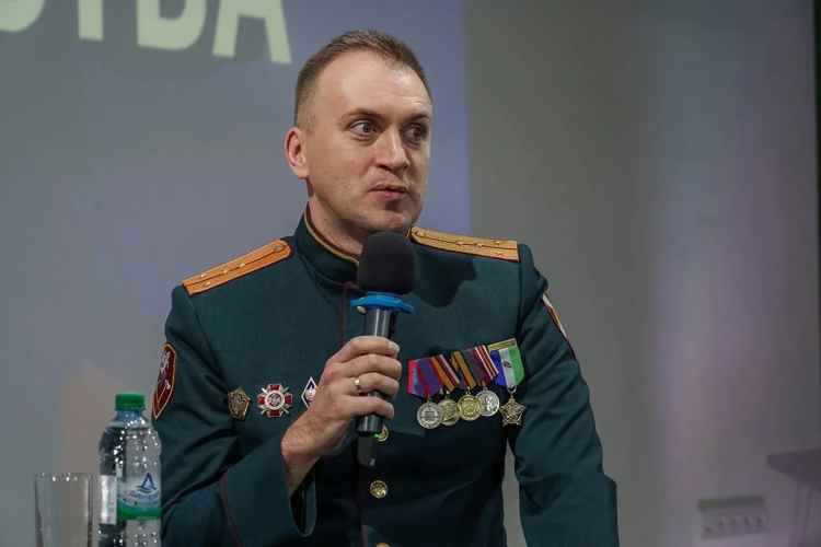 В День Героев Отечества ветеран СВО Юрий Головин встретился с молодежью в Доме народного единства