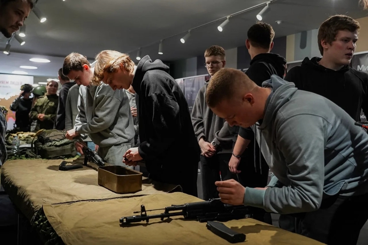 В День Героев Отечества ветеран СВО Юрий Головин встретился с молодежью в Доме народного единства