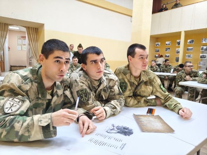 Военнослужащие Росгвардии приняли участие в историческом квизе, посвященном освобождению Ленинграда и юбилею ведомства