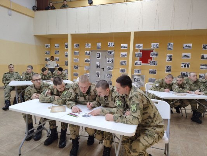 Военнослужащие Росгвардии приняли участие в историческом квизе, посвященном освобождению Ленинграда и юбилею ведомства