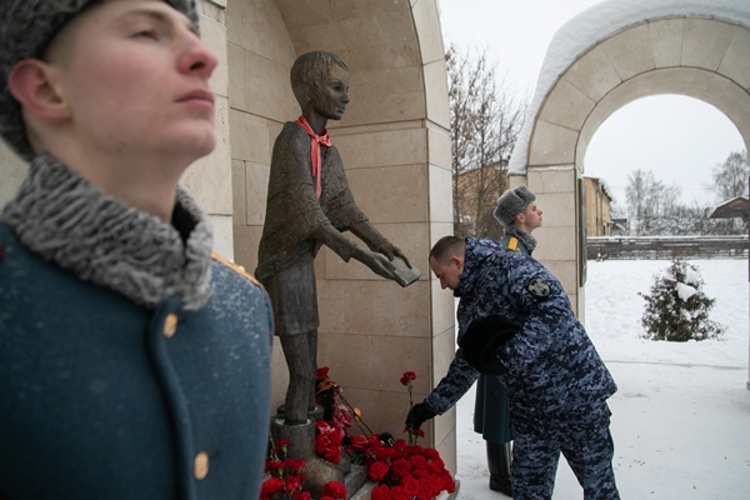 Офицеры Управления Росгвардии по Нижегородской области приняли участие в комплексе мероприятий, посвященных 82-й годовщине полного освобождения Ленинграда от фашистской блокады