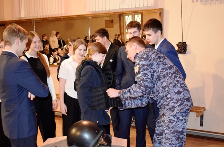 В Нижнем Новгороде сотрудники вневедомственной охраны провели урок мужества для школьников, приуроченный к 10-летию Росгвардии