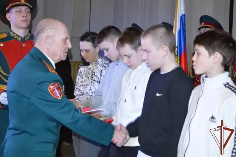 В Сарове росгвардейцы приняли участие в церемонии посвящения школьников в юнармейцы