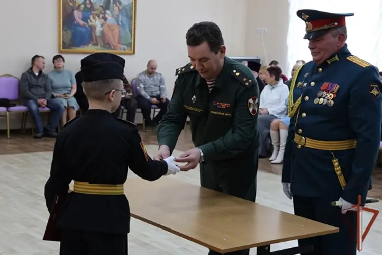 Заместитель командующего Приволжским округом Росгвардии принял участие в церемонии посвящения в кадеты воспитанников профильного класса ведомства