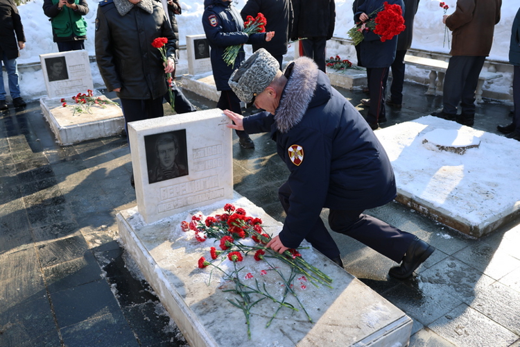В Нижнем Новгороде почтили память офицеров СОБР, погибших при исполнении служебного долга