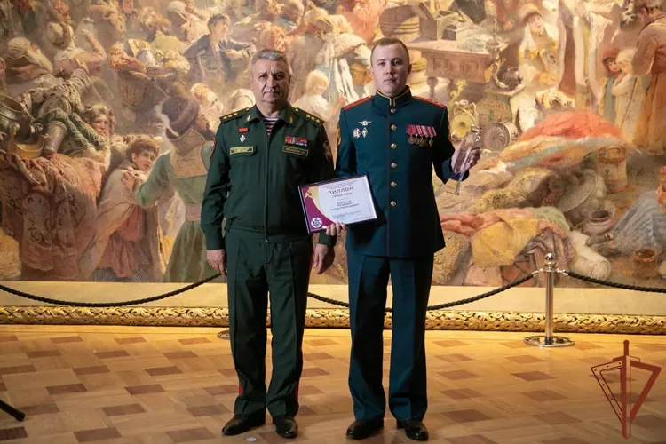 В Нижнем Новгороде командующий Приволжским округом Росгвардии открыл выставку, посвященную юбилею ведомства