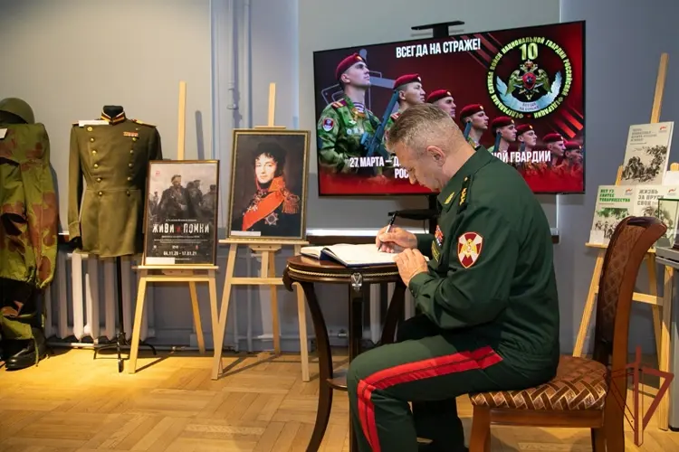 В Нижнем Новгороде командующий Приволжским округом Росгвардии открыл выставку, посвященную юбилею ведомства