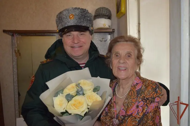 В Сарове росгвардейцы поздравили с 94-летием ветерана войск и труженицу тыла 