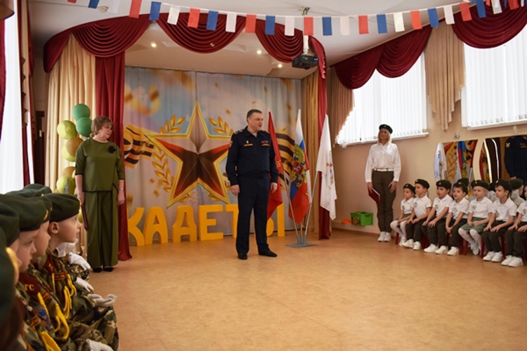 В Нижнем Новгороде юные кадеты поздравили росгвардейцев с Днем защитника Отечества