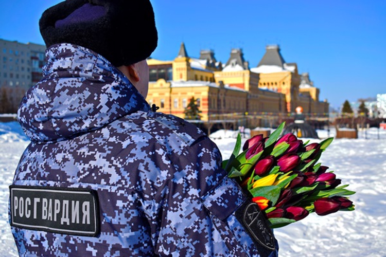 В Нижнем Новгороде праздничный флешмоб подарили росгвардейцы женщинам к 8 марта