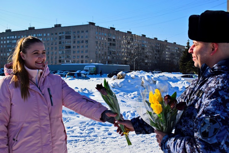 В Нижнем Новгороде праздничный флешмоб подарили росгвардейцы женщинам к 8 марта