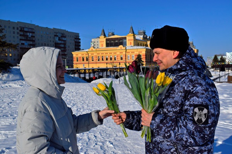В Нижнем Новгороде праздничный флешмоб подарили росгвардейцы женщинам к 8 марта