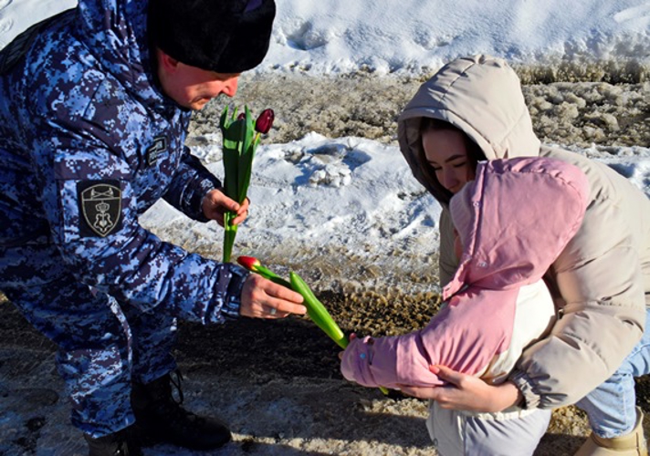 В Нижнем Новгороде праздничный флешмоб подарили росгвардейцы женщинам к 8 марта