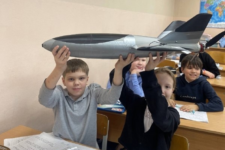 В Нижнем Новгороде сотрудник спецподразделения Росгвардии провел патриотическое занятие для подшефных кадет