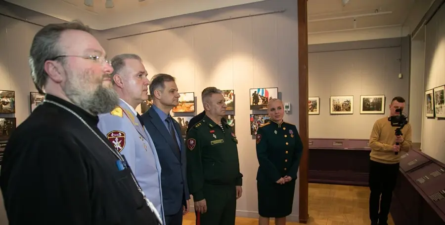 В Нижнем Новгороде командующий Приволжским округом Росгвардии открыл выставку, посвященную юбилею ведомства