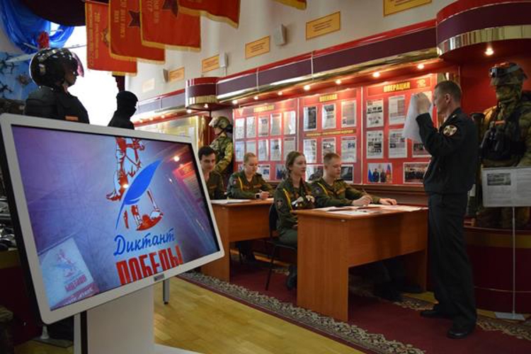 Военнослужащие отдельного батальона охраны и обеспечения Приволжского ордена Жукова округа Росгвардии и кадеты «Гвардейской смены» присоединились к Диктанту Победы