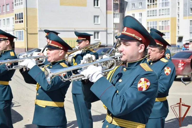 В Нижегородской области росгвардейцы присоединились к акции «Парад у дома ветерана»