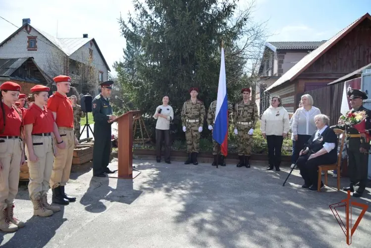 В Нижегородской области росгвардейцы присоединились к акции «Парад у дома ветерана»