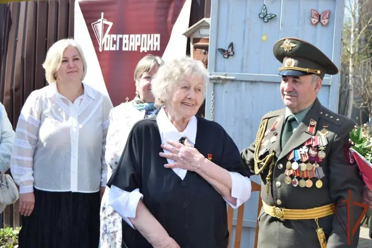 В Нижегородской области росгвардейцы присоединились к акции «Парад у дома ветерана»