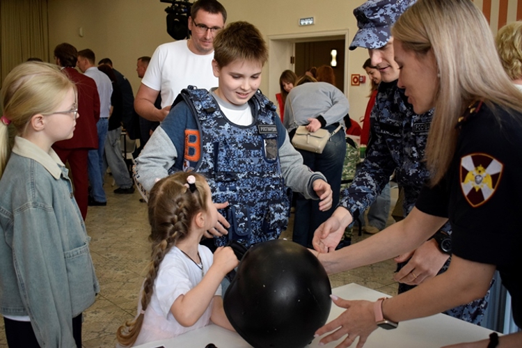 Сотрудники Росгвардии приняли участие в фестивале «Семейный день БЕЗопасности»