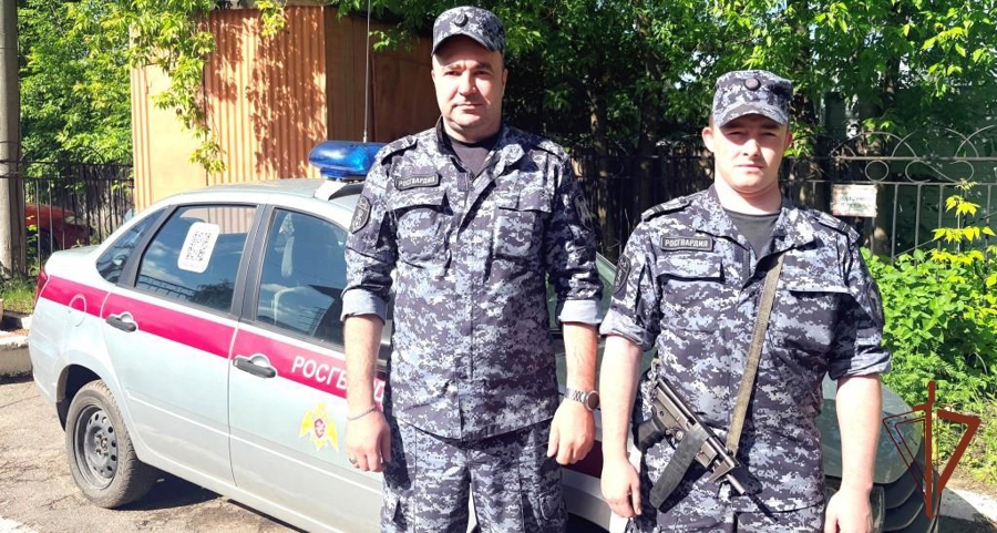 В Нижнем Новгороде сотрудники Росгвардии задержали мужчину за повреждение стекла в автомобиле скорой помощи
