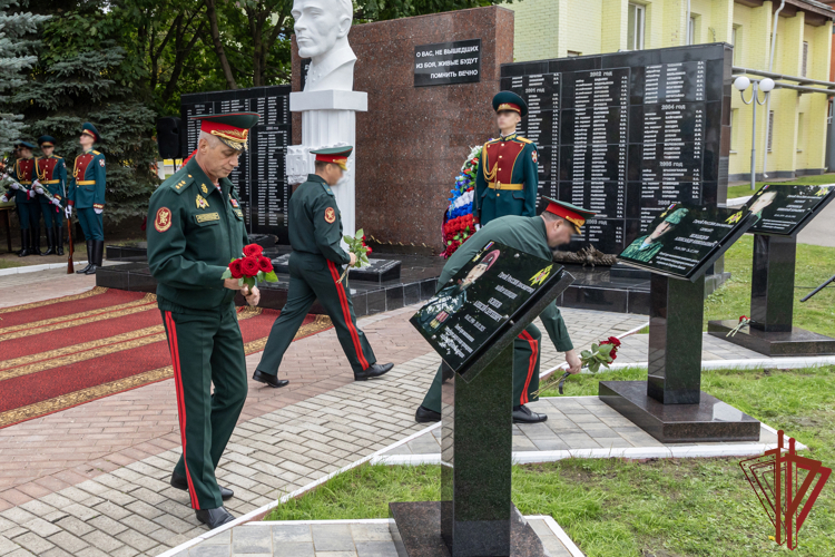 Начальник Главного штаба Росгвардии Герой России генерал-полковник Сергей Бойко принял участие в открытии гранитных стел воинам-инженерам в ЦИТО Росгвардии 