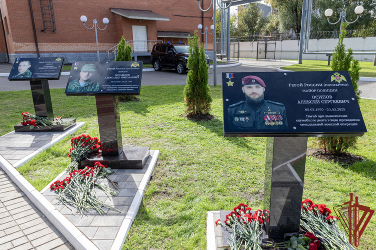 Начальник Главного штаба Росгвардии Герой России генерал-полковник Сергей Бойко принял участие в открытии гранитных стел воинам-инженерам в ЦИТО Росгвардии 