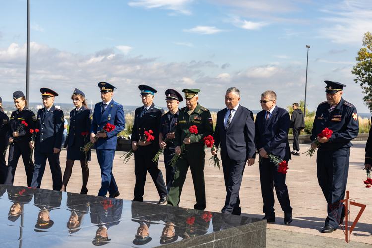 Заместитель начальника Управления Росгвардии по Нижегородской области принял участие в церемонии возложения цветов в День солидарности в борьбе с терроризмом