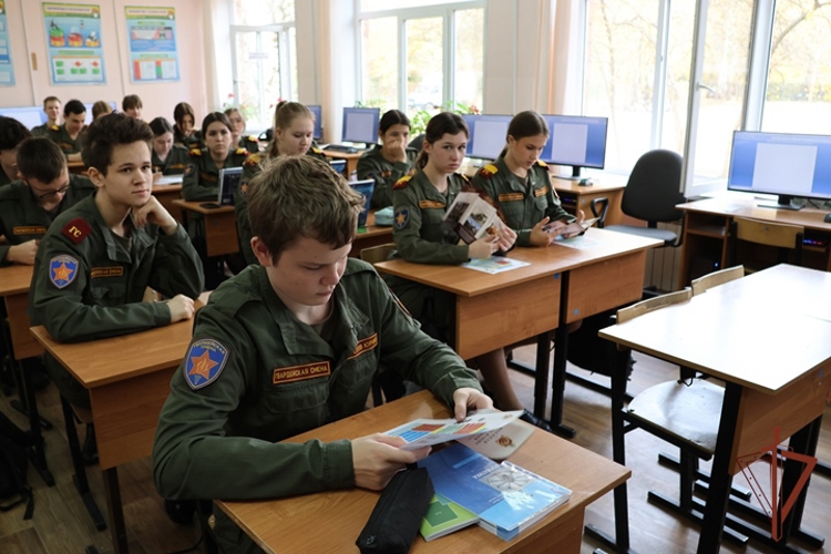 Офицер Военной ордена Жукова академии войск национальной гвардии Российской Федерации провел профориентационные встречи с учениками выпускных классов нижегородских школ