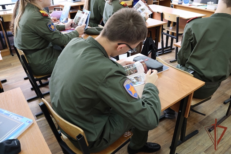 Офицер Военной ордена Жукова академии войск национальной гвардии Российской Федерации провел профориентационные встречи с учениками выпускных классов нижегородских школ