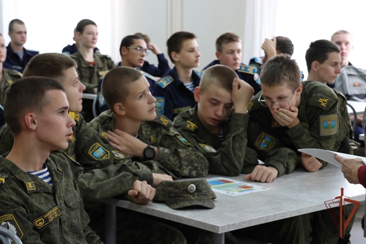 Офицер Военной ордена Жукова академии войск национальной гвардии Российской Федерации провел профориентационные встречи с учениками выпускных классов нижегородских школ