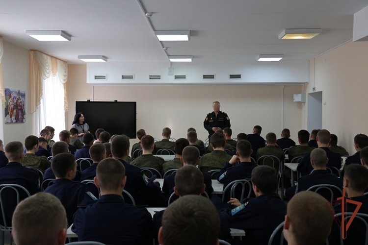 Офицер Военной ордена Жукова академии войск национальной гвардии Российской Федерации провел профориентационные встречи с учениками выпускных классов нижегородских школ