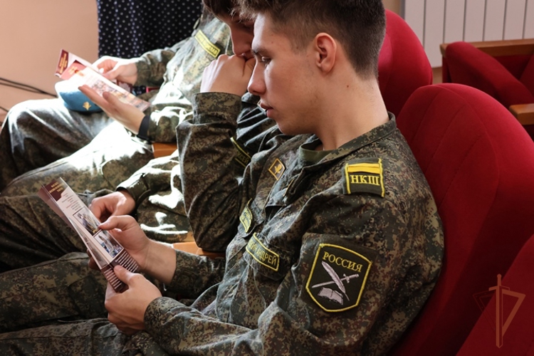 Офицер Военной ордена Жукова академии войск национальной гвардии Российской Федерации провел профориентационные встречи с учениками выпускных классов нижегородских школ