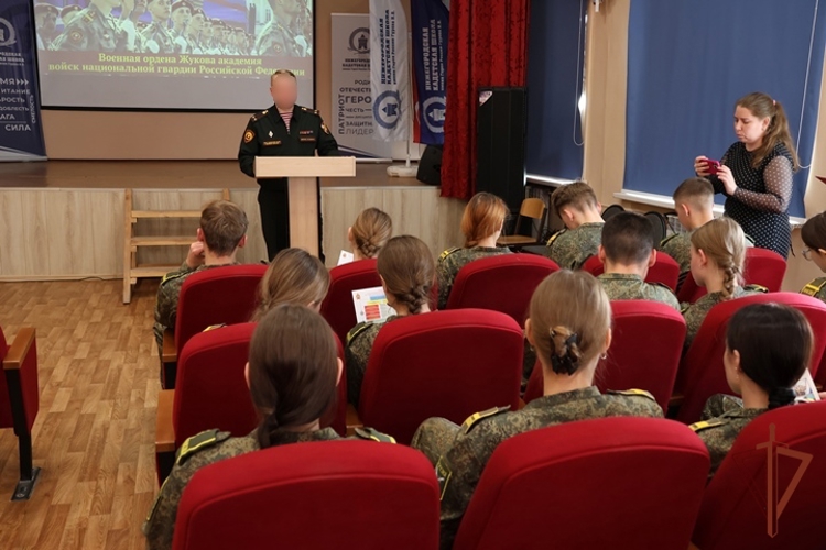 Офицер Военной ордена Жукова академии войск национальной гвардии Российской Федерации провел профориентационные встречи с учениками выпускных классов нижегородских школ