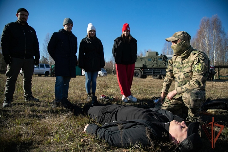 Сотрудники нижегородского ОМОН (на транспорте) провели занятие для представителей прокуратуры