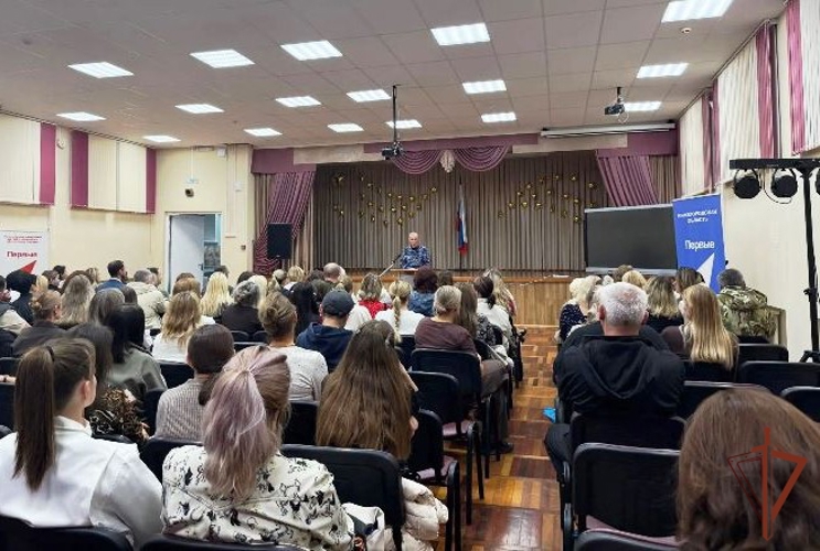 В городе Кстово представитель Росгвардии принял участие в общешкольном родительском собрании по вопросам детской безопасности