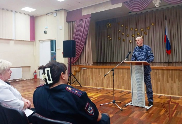 В городе Кстово представитель Росгвардии принял участие в общешкольном родительском собрании по вопросам детской безопасности
