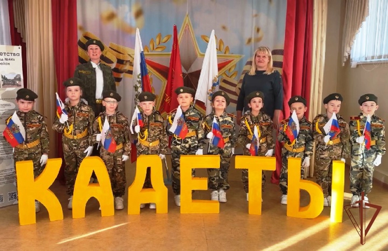 Нижегородские кадеты Росгвардии поздравили сотрудников вневедомственной охраны с Днём ведомства (видео)